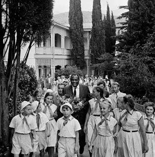 Crimea, Ukrainian SSR, USSR. American vocalist and prize victor of the Lenin Peace Prize Paul Robeson among pioneers at the Artek International Children's Center