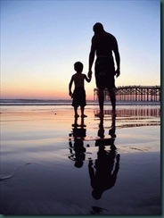 PADRE E HIJO EN LA PLAYA