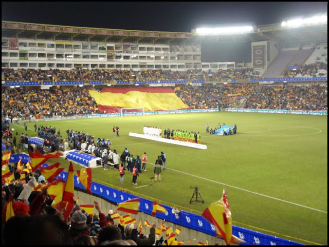 Los dos equipos formados para escuchar los himnos. SELECCIÓN DE ESPAÑA 3 SELECCIÓN DE COSTA DE MARFIL 2. Miercoles, 01/03/2006, 22:00 horas. Partido internacional amistoso. Valladolid, España, estadio José Zorrilla: 20.249 espectadores. Árbitro: Pasquale Rodomonti (Italia); asistentes: Consolo y D’Agostini (Italia). GOLES: 0-1: 12’, Kader Keita. 1-1: 22’, David Villa. 1-2: Bonaventure Kalou. 2-2: 72’, Reyes. 3-2: 85’, Juanito.