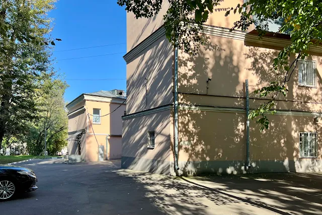улица Большая Полянка, дворы, Дирекция развития объектов здравоохранения города Москвы – бывшая усадьба (построена в XIX веке)