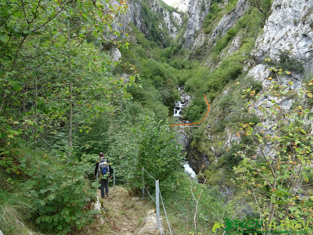 Canal de Reñinuevo: Bajando al puente para subir a Tresviso