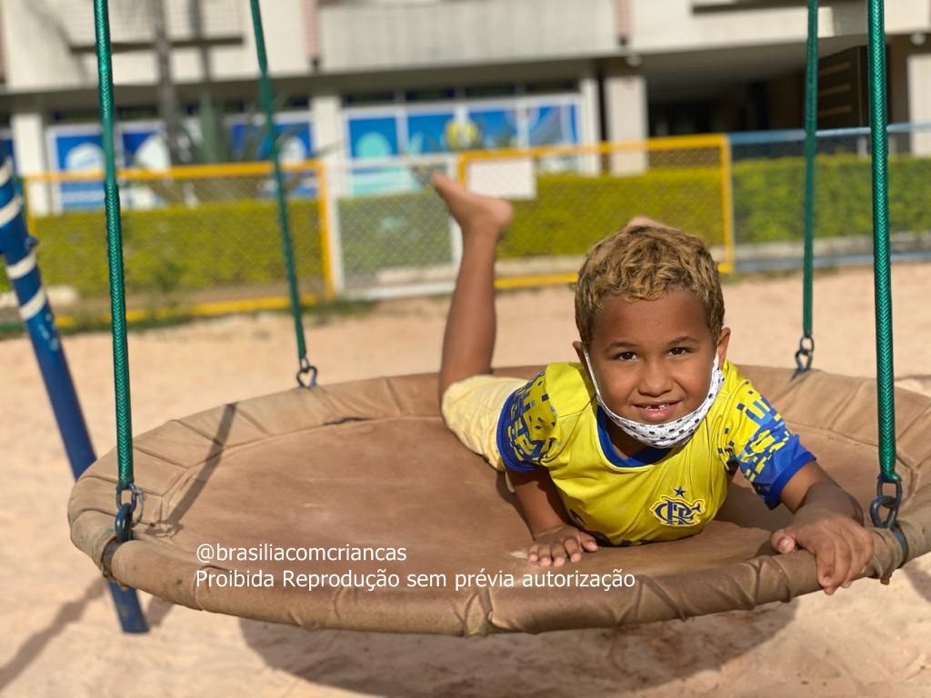 Criança brinca em balanço no Sudoeste em Brasília