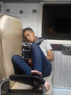 Foto-Foto Ekstrim Lucu Orang Tidur di Kereta