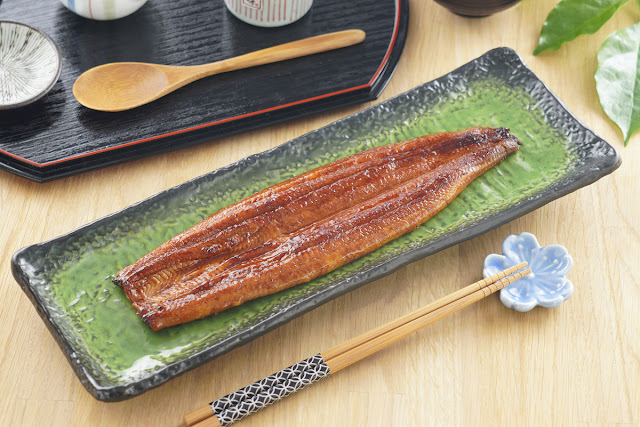 安永鮮物「和風蒲燒鰻」產品，嚴選台灣雲、嘉、南地區養殖的日本鰻魚，油脂豐厚，口感滑嫩順口 (100g/包，售價$299)；另有「極品蒲燒鰻」，採用鰻魚中段最肥美厚實的部位(100g/包，售價$320)，以及「日式蒲燒鰻」(160g/包，售價$499)，兩件特價$880。