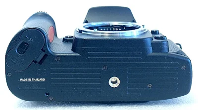 Nikon F80, Bottom