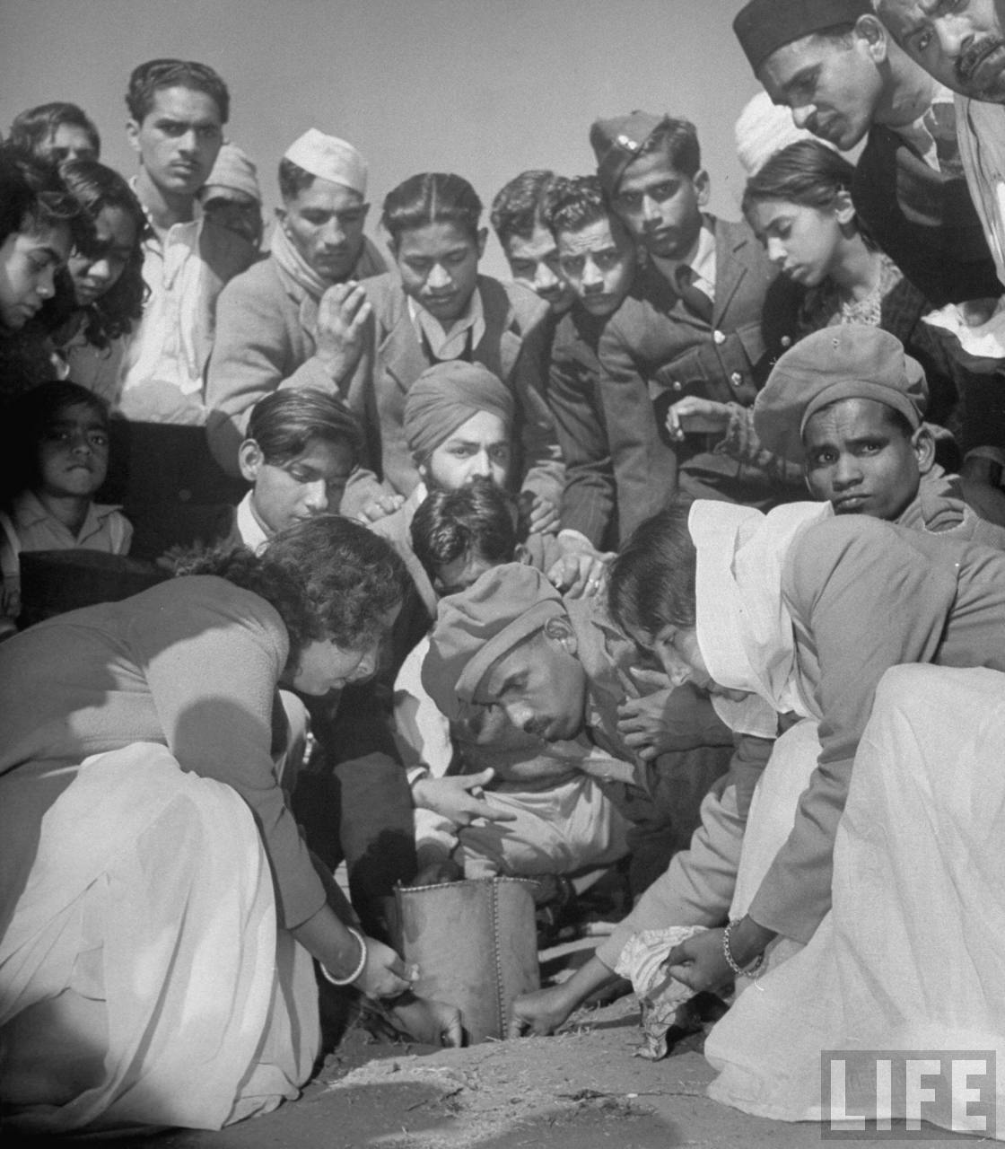 Mahatma Gandhi Funeral Procession Photos | Rare & Old Vintage Photos of Mahatma Gandhi, India (February 2, 1948)