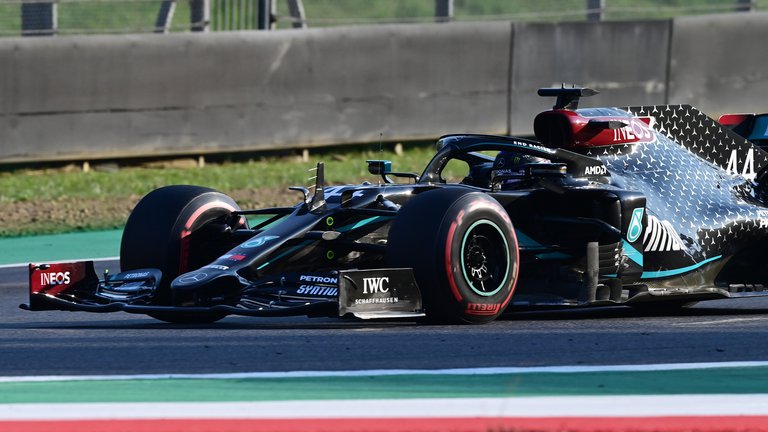 Fórmula 1: en una jornada con múltiples accidentes, Lewis Hamilton consiguió un nuevo triunfo en el GP de la Toscana