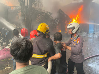 Gudang Karpet di Tangerang Terbakar, Kapolsek Pasar Kemis Ikut Bantu Padamkan Api