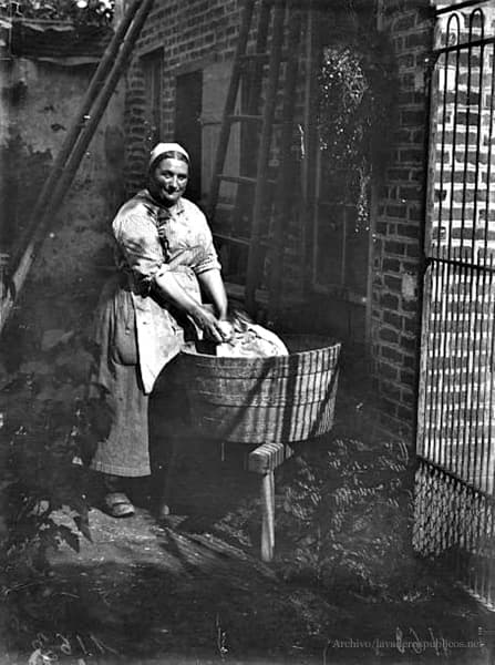 mujer-lavando-paris