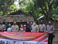 Kapolda Banten Bhakti Sosial Program Jumat Barokah, Bantu Warga Terdampak Covid-19