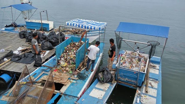 Menumpas Sampah Pantai Losari dengan Perahu Tradisional Pattasaki