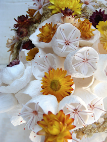 Asfodelo e fiori di carta per un centrotavola ecologico bianco,  Alessandra Fabre Repetto