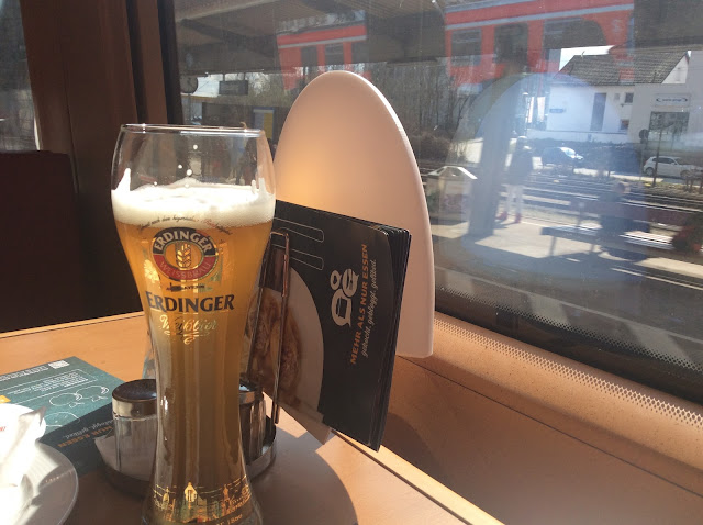 ドイツ鉄道（Deutsche Bahn）の高速列車ICEの食堂車で注文したERDINGERのWeißbier（白ビール）