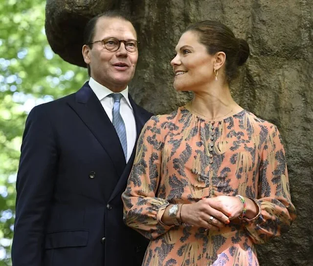 Crown Princess Victoria wore a print silk midi dress by H&M Conscious Exclusive. Valentino sandals. Charlotte Gyllenhammar