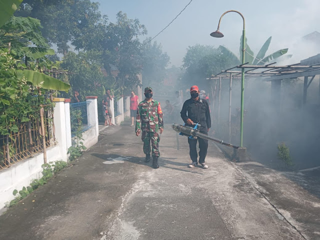 Antisipasi Demam Berdarah Babinsa Koramil Cawas Lakukan Fogging