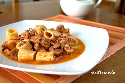 Pasta mezzi rigatoni in crema di verdura e ciuffi di calamaro