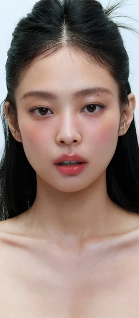 Kim's first advertisement for the brand was in February for the Red Vibe lip series, the sales were five times higher than Hera's previous lip product and due to the growing popularity of the products they are referred to as "Jennie's lipsticks".