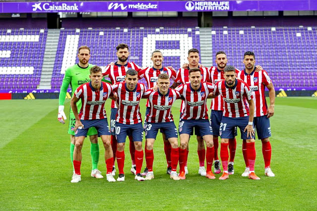 CLUB ATLÉTICO DE MADRID. Temporada 2020-21. Oblak, Felipe, Mario Hermoso, Giménez, Koke y Luis Suárez. Marcos Llorente, Ángel Correa, Trippier, Saúl, Yannick Carrasco. REAL VALLADOLID C. F. 1 CLUB ATLÉTICO DE MADRID 2. 22/05/2021. Campeonato de Liga de 1ª División, jornada 38. Valladolid, estadio José Zorrilla. GOLES: 1-0: 18’, Óscar Plano. 1-1: 58’, Ángel Correa. 1-2: 67’, Luis Suárez.