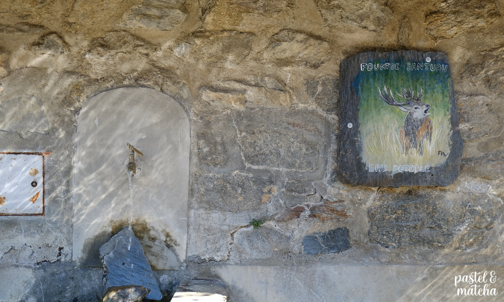 Une fontaine dans le village