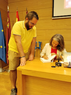Isabel San Sebastián firmándome mi ejemplar de su novela.