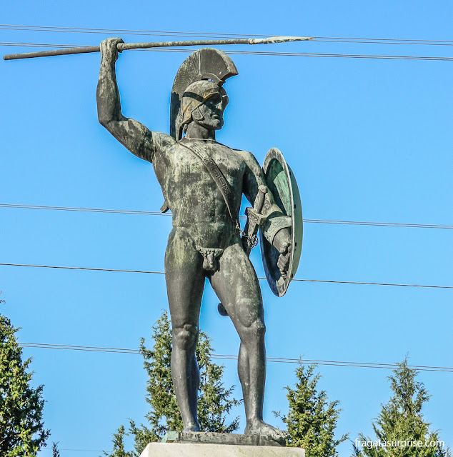 Monumento a Leônidas e os 300 de Esparta no local da Batalha das Termópilas, Grécia
