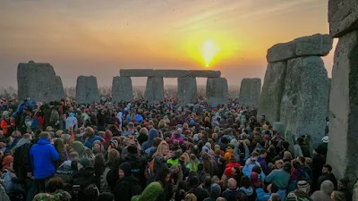 Crowds mark summer solstice at ancient Stonehenge monument 2022