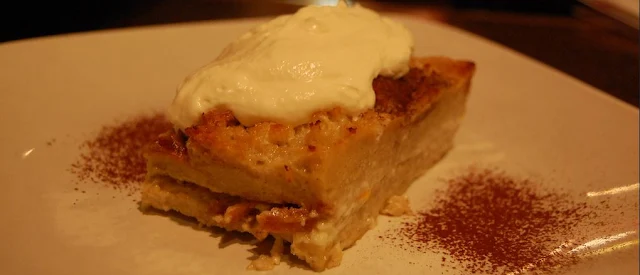 gâteau de biscuits à la cuillère, crème, caramel, rhum