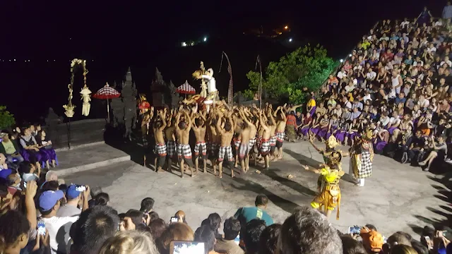 Tarian Kecak Bali di Pura Uluwatu Bali