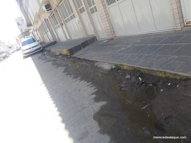 Esgoto estourado prejudica moradores ao lado da Central de Feiras de Santa Cruz do Capibaribe