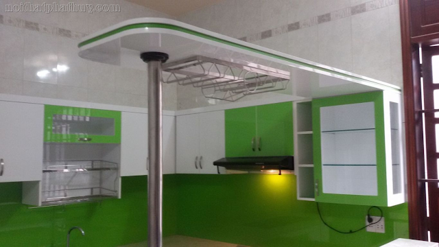 Tủ bếp Acrylic với hai màu trắng xanh tạo thêm điểm nổi bật trong không gian bếp