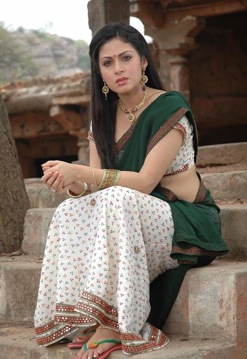 sada in saree actress pics