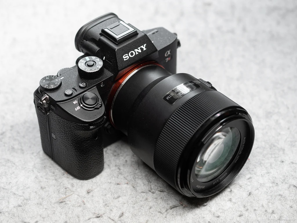 Объектив Meike 85mm f/1.8 FF STM с камерой Sony