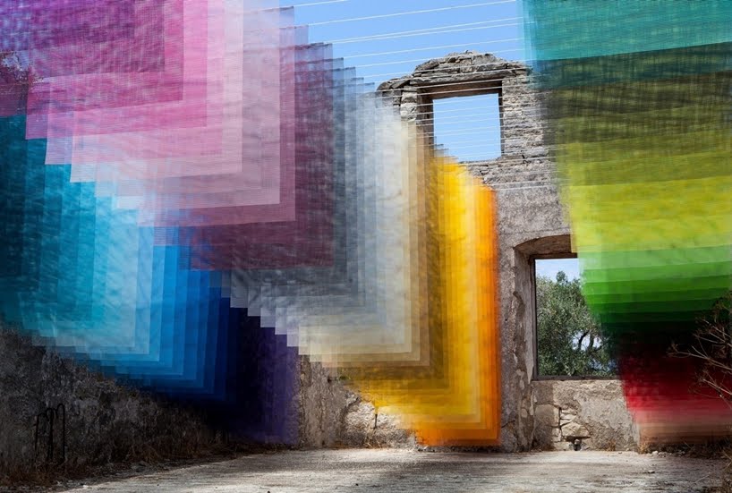 Coloridas instalaciones de pintura y conexiones en forma de malla entre un mundo analógico y digital