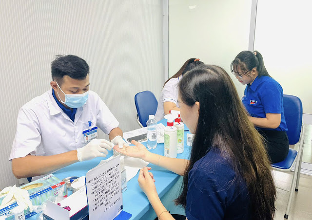 Đoàn viên thanh niên Công ty Trương Gia được tầm soát  HIV/AIDS miễn phí. (Ảnh: B. Trân)