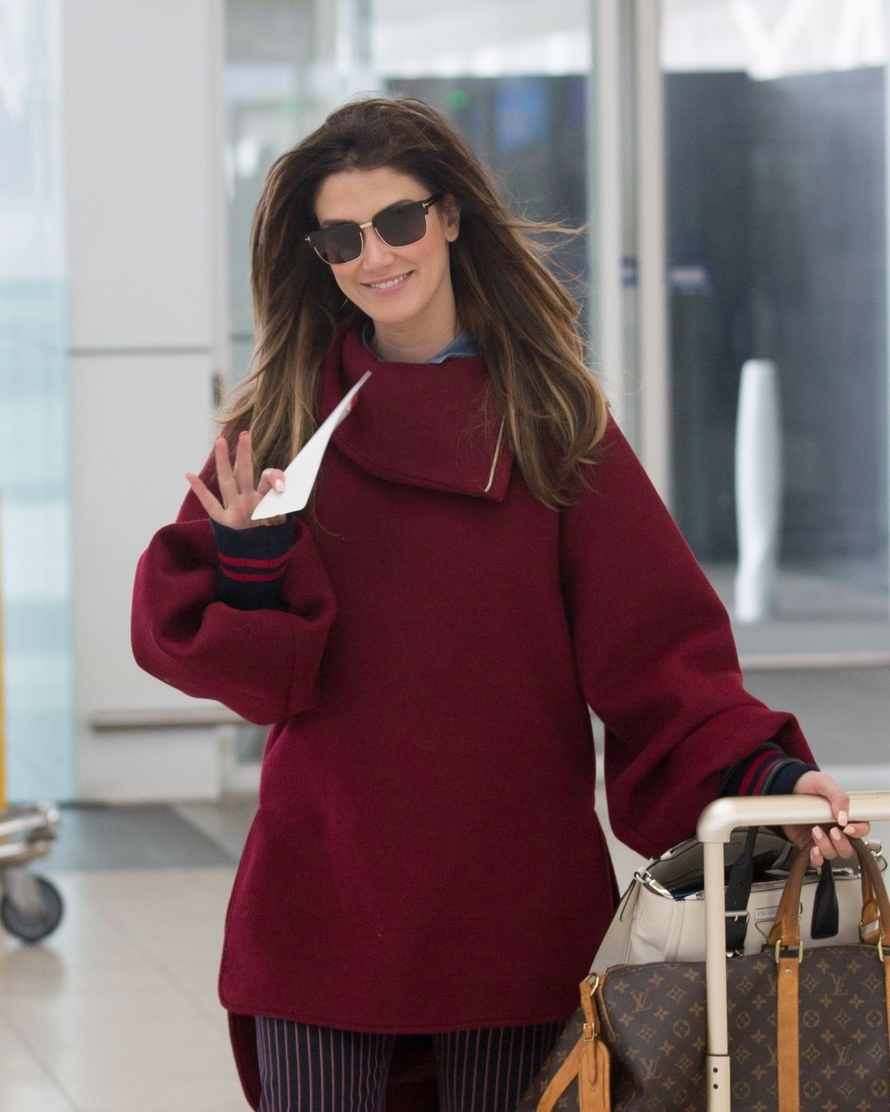 Delta Goodrem travel outfit ideas photo