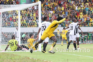 Seleberasi Gol Njobi Elad ke gawang persidafon