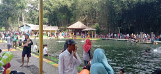 Area Pemandian yang ramai dengan pengunjung di Tirtosari View Penanggal.