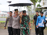 Keakraban Dua Jenderal Saling Memegang Payung