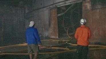 Kebakaran Hebat Melanda Pabrik Sandal di Kapuk Muara, Jakarta Utara