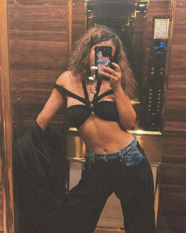 aisha sharma navel mirror selfie