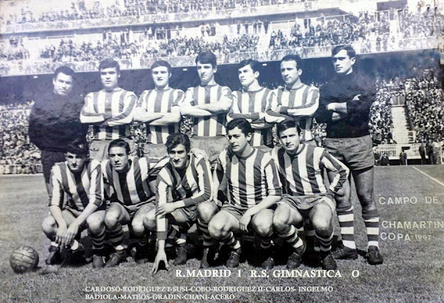 REAL SOCIEDAD GIMNÁSTICA DE TORRELAVEGA. Temporada 1966-67. Cardoso, Rodríguez I, Susi, Cobo, Rodríguez II, Carlos e Ingelmo; Badiola, Enrique Mateos, Gradín, Chani y Acero. REAL MADRID C. F. 1 (Félix Ruiz) REAL SOCIEDAD GIMNÁSTICA DE TORRELAVEGA 0. 07/05/1967. Copa del Generalísimo, dieciseisavos de final, partido de vuelta. Madrid, estadio Santiago Bernabeu. El Madrid, que había empatado a 2 en la ida, pasa de ronda con dificultad