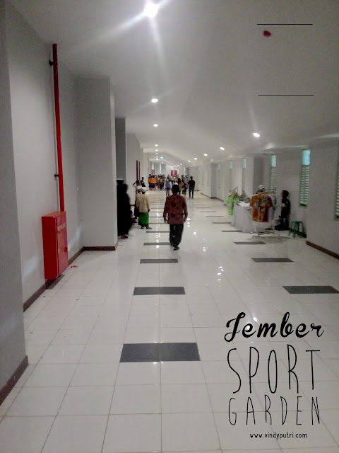 Dalam gedung stadion Jember Sport Garden