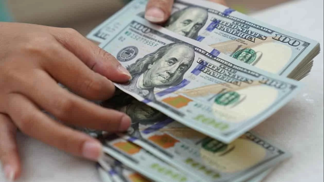 موديز: الدولار سيحتفظ بالهيمنة العالمية لعقود قادمة على الرغم من التحديات