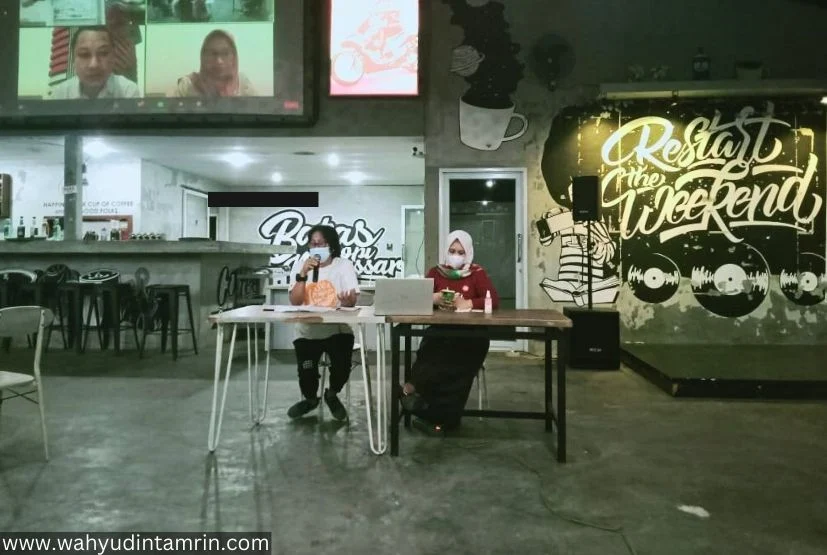 Suasana nonton bareng The End Game di Kopi Batas, Gowa.