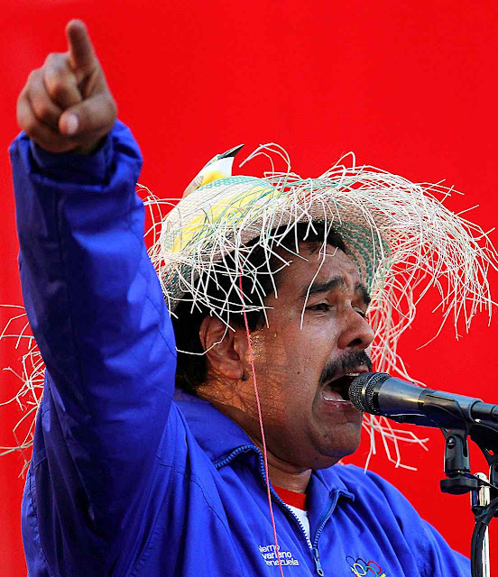 O 'passarinho' que ostenta por vezes Maduro deve-se à crença supersticiosa de que o espírito do falecido Hugo Chávez o possui  