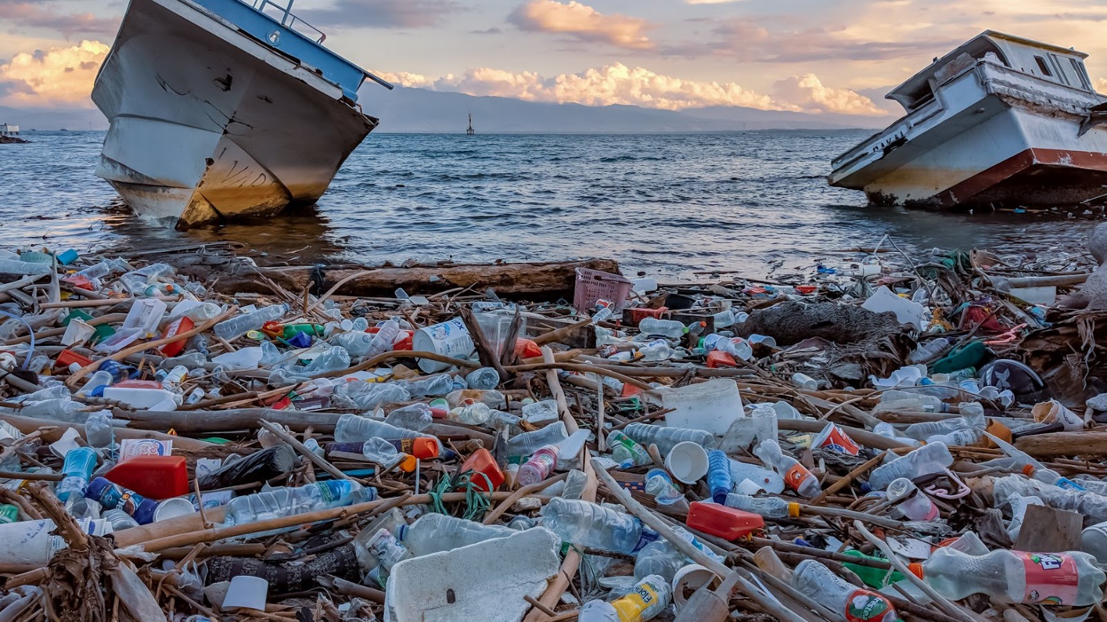 Foto Limbah Atau Sampah Padat Dibuang Ke Laut