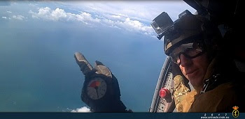 El Tercio de Armada y la US Navy participan en un ejercicio paracaidista desde helicóptero Blackhawk