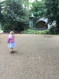 petite fille marche vers son destin de fleur