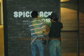pembuatan huruf timbul galvanil + acrylic
