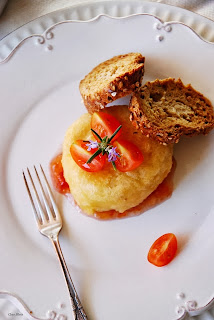 Tortilla de atún al vapor y en tempura con mermelada de tomate. 